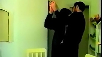 Гореща Турска Двойка Се Целува И Показва Големите Си Гърди