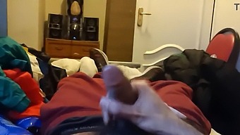 このビデオで私が自分自身を快楽に浸すのを見てください。
