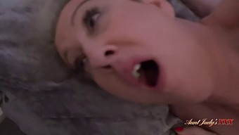 Horny Stepmom Mrs. Maggie가 자신의 의붓딸에게 자위하는 것을 발견합니다