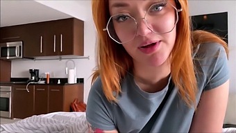 Гледайте Зашеметяващата Русокоса Мащеха Да Изпръсква И Да Свършва Върху Курвата Ви Във Висока Разделителна Способност