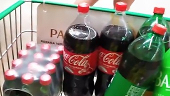 Javno Razkazujem Svoje Ritke V Supermarketu In Izvajam Oralni Seks Na Prodajalki Na Parkirišču