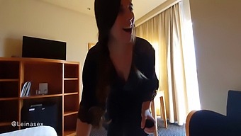 새아들과 함께하는 새엄마의 친밀한 순간