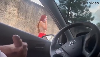 Mendekati Seorang Gadis Cantik Di Halte Bus Untuk Saran Perjalanan