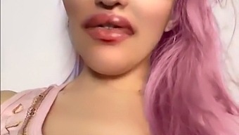얼굴과 얼굴에 정액을 받는 피날레