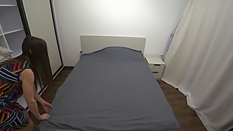 성추행 걸렸다: 남편친구 부부침대에서 아내와 잠자리